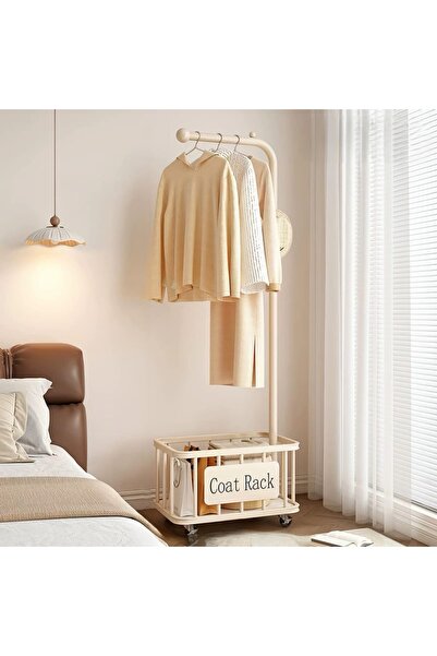 Un علاقة ملابس أنيقة مع سلة تخزين وعجلات لسهولة الحركة!