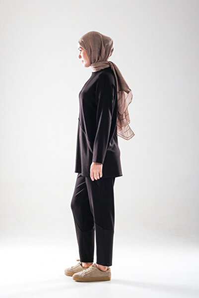 Plistre 2283_Patch and Stitch Detail Flexible Fabric Hijab Women's Sportswear Tracksuit Set – Carrot Fit Pants with Pockets