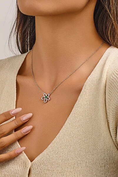FAYRA ACCESSORIES قلادة بيضاء على شكل زهرة مرصعة بحجر اليشم