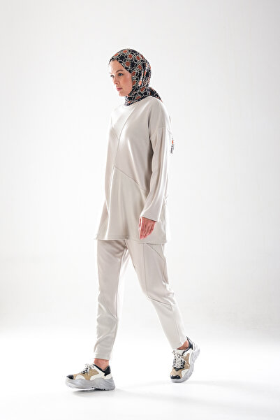 Plistre 2283_Patch and Stitch Detail Flexible Fabric Hijab Women's Sportswear Tracksuit Set – Carrot Fit Pants with Pockets