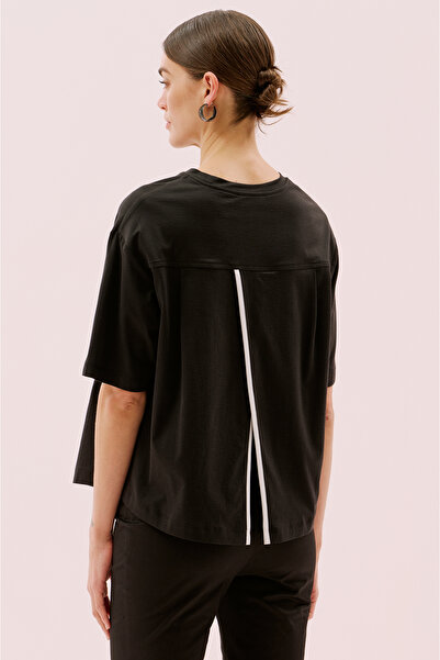 Roman Biye Detaylı Arkası Yırtmaçlı T-shirt Siyah Y2523802_001