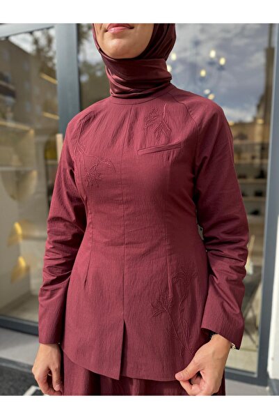 QOOQ STORE 26FW210 طقم نسائي بتفاصيل مطرزة باللون العنابي