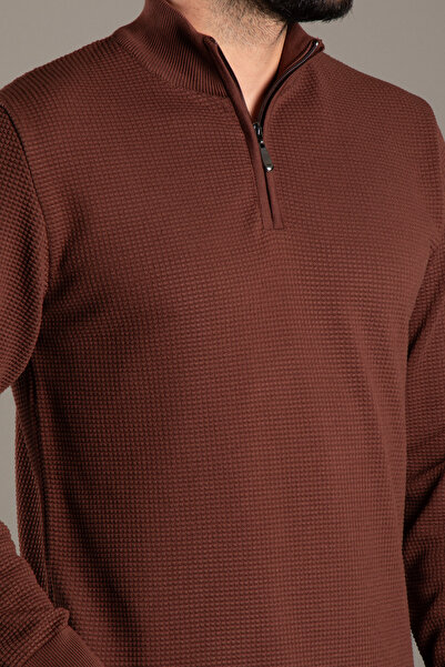 ZEKİ ÖZER Мъжки плетен пуловер в цвят кафе с изправяща се яка и цип