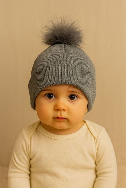 ues BEARĂ DE TRICOTAT CU O SOLEA DE POMPON