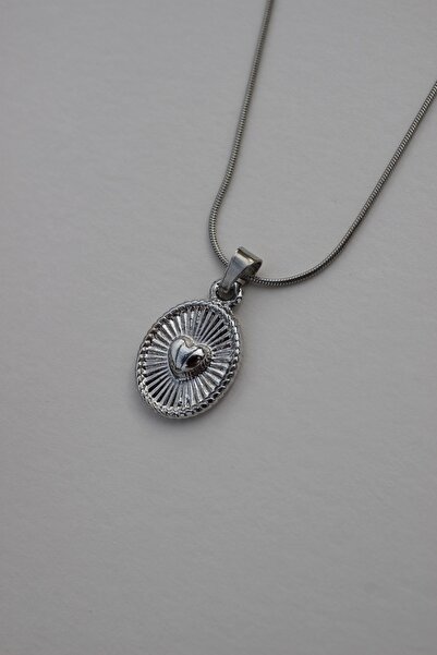 Daynav قلادة نسائية بسيطة من الفولاذ على شكل قلب مقوس