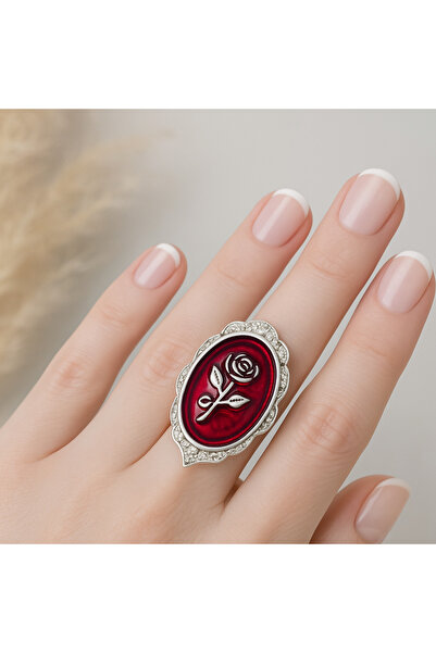 Herşey Nota خاتم قوطي بنقش زهور أحمر – رمز للشغف والأناقة والجمال المظلم