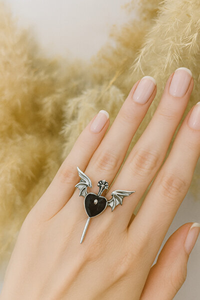 Herşey Nota Black Ring with Bat-Wing Heart Figure – Symbol of Love, Power, and Gothic Elegance