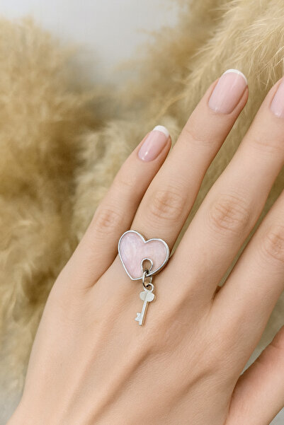 Herşey Nota خاتم على شكل قلب وردي مع مفتاح - رمز للحب والأناقة والروح الرومانسية