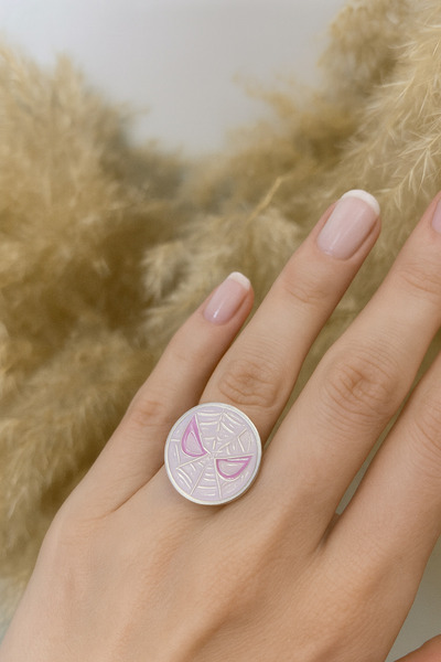 Herşey Nota خاتم على شكل رأس سبايدرمان الوردي - رمز للقوة والشجاعة والأسلوب ا...