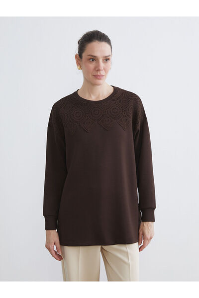 LC Waikiki تيشيرت نسائي من LCWAIKIKI ذو تفاصيل كروشيه باللون البني الأساسي