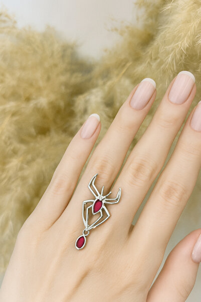 Herşey Nota خاتم أحمر قوطي مع شكل عنكبوت - رمز القوة والعاطفة والأناقة الداكنة