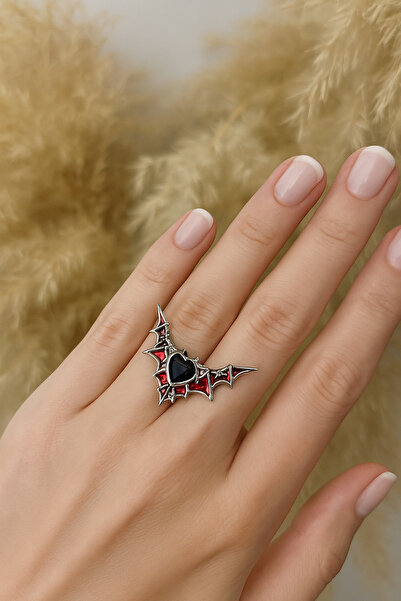 Herşey Nota خاتم القلب الأحمر ذو الأجنحة القوطية – رمز للشغف والحرية والأناقة...