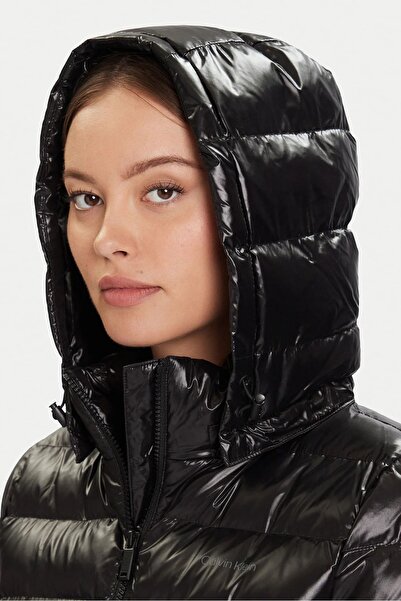 Calvin Klein Kadın Kapüşonlu Kemerli Hafif Uzun Şişme Kaban - Siyah