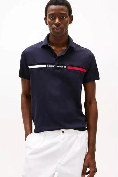 Tommy Hilfiger تي شيرت رجالي ذو قصة عادية مع شريط على الصدر وتطريز نصي على يا...