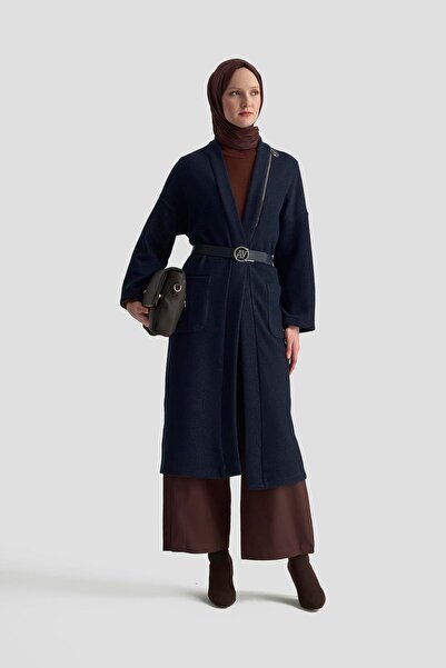 Armine سترة كارديجان قماش مجدّل من TREND مزينة بسحاب وتفاصيل لامعة باللون الأزرق الداكن 25KT532