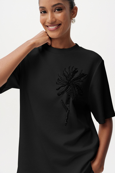 Exquise Stone Embroidered Crew Neck Short Sleeve Regular T-Shirt