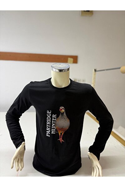 HT Outdoor Το μοντέλο μας είναι ένα μακρύ μπλουζάκι από 100% βαμβάκι με κεκλικό σχέδιο.