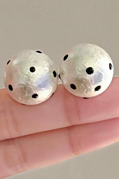 TAKIŞTIR أقراط بيضاء اللون بتفاصيل منقطة (زوج)