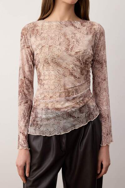 Trendyol Collection Ecru Abstract Animal Boat Neck Asymmetrical Detailed Fitted/Bodycon Knitted Blouse Twoaw26Bz00128