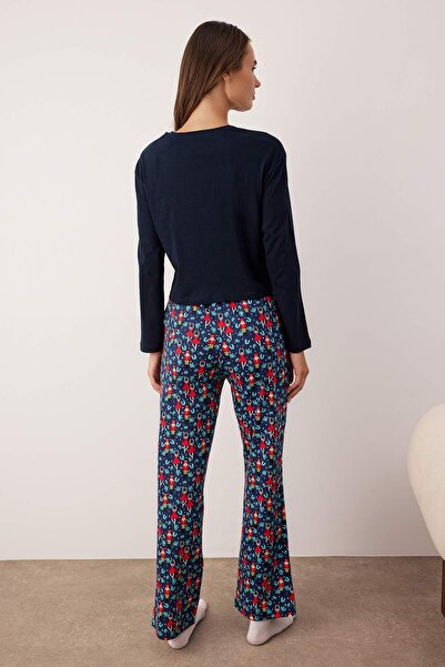 Trendyol Collection Újévi témájú 100% pamut sötétkék pizsama szett - THMAW23PT00318