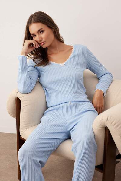 Kolekcia Trendyol Baby Blue čipka a stuha/detail mašle Rebrované pletené pyžamo Thmaw25Pt00044