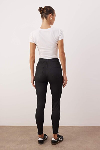 Trendyol Collection Чорні джинси з високою талією та еластичною посадкою TWOAW26JE00250