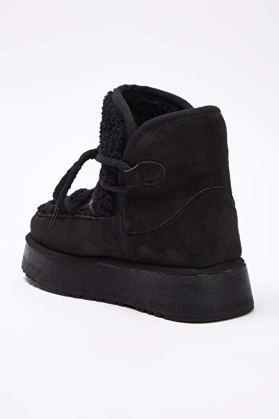 TRENDYOL SHOES Fekete fűzős, belső szőrmével körülvett orrú, lapos sarkú női csizma 
 TAKAW26BO00060