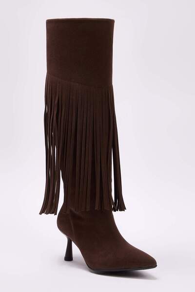 TRENDYOL SHOES Dunkelbraune Wildlederstiefel mit Quastendetail und Absatz für Damen TAKAW26CZ00018