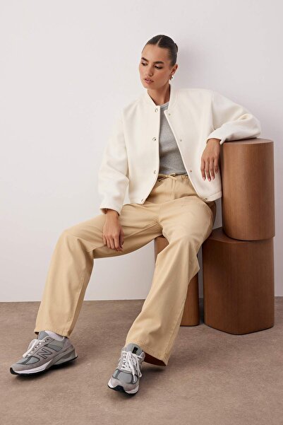 Trendyol Collection Jeans mit Steintaille, elastischer Taille und weitem Bein...