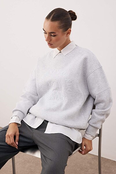 Trendyol Collection Kar Melanj Thick Fleece Inside Slogan Embroidered Oversize Crew Neck Knitted Sweatshirt Twoaw26Sw00078