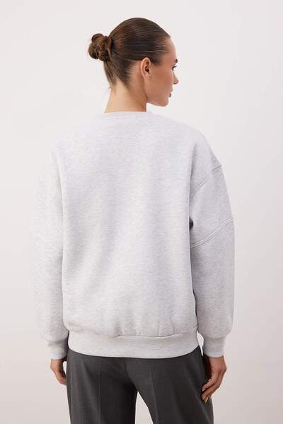 Trendyol Collection Kar Melanj Thick Fleece Inside Slogan Embroidered Oversize Crew Neck Knitted Sweatshirt Twoaw26Sw00078