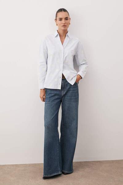 Trendyol Collection Bawełniana koszula oversize w niebieskie paski w kwiatowy wzór - TWOSS23GO00373