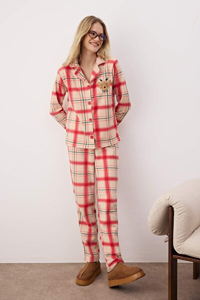 Trendyol Collection Rotes, besticktes, kariertes Fleece-Winter-Strickpyjama-Set THMAW24PT00175