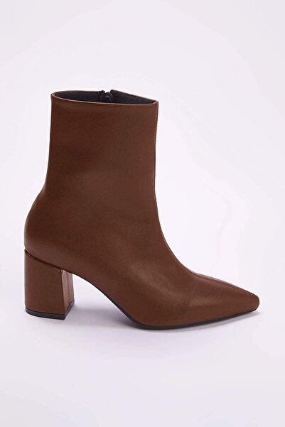 TRENDYOL SHOES Světle hnědé dámské polobotky se špičatou špičkou na blokovém podpatkuTAKAW26BO00067