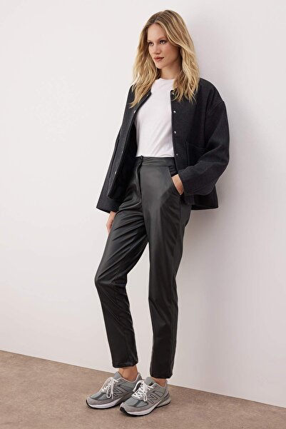 Trendyol Collection Černé cigaretové tkané kalhoty z umělé kůže TWOAW22PL0290
