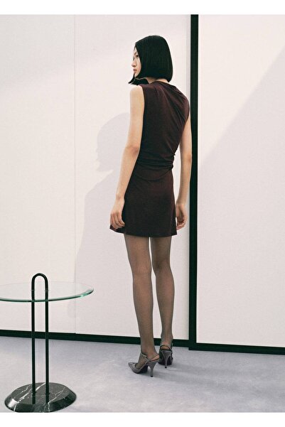 MANGO Woman Asimetrik yaka metal detaylı elbise