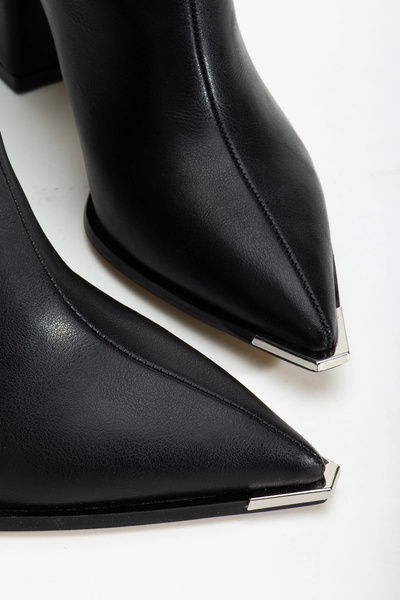 bakacstore Kadın Siyah Arkadan Fermuarlı Sivri Burun Metal Detaylı Topuklu Bot