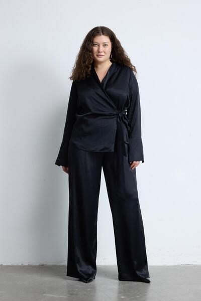 LUOKK AMY Dökümlü Büyük Beden Saten Bluz Siyah