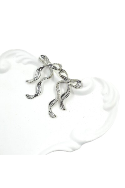 La Clarte Kadın Gümüş Renk Uzun Fiyonk Model Küpe – Kıvrımlı, Işıltılı ve Feminen