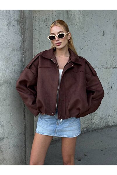 Le Savu سترة بومبر من قماش السويد الفاخر باللون البني مع تفاصيل على الكتف وسحاب