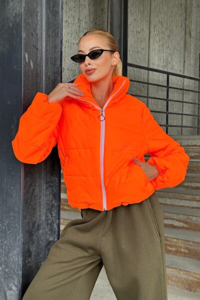 Keyifli Moda Kadın Turuncu Sırtı Taş Baskılı Dik Yaka Kısa Şişme Mont