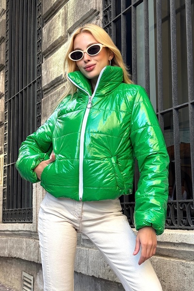 Keyifli Moda Kadın Yeşil Parlak Su İtici Dik Yaka Kısa Şişme Mont