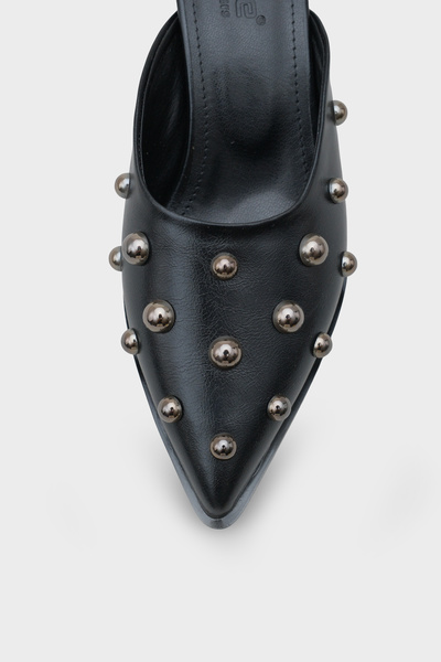 Capone Outfitters Дамски пантофи с метални аксесоари и затворени пръсти от Meredith