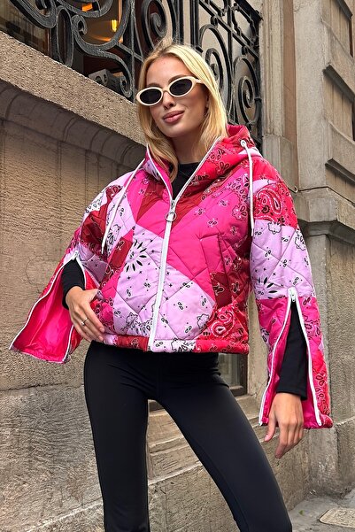 Keyifli Moda Kadın Pembe Desenli Kapüşonlu Kolları Fermuarlı Kısa Şişme Mont