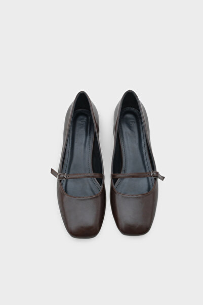 Capone Outfitters Дамски обувки Elyn с нисък ток, квадратна форма на върха и ремъци