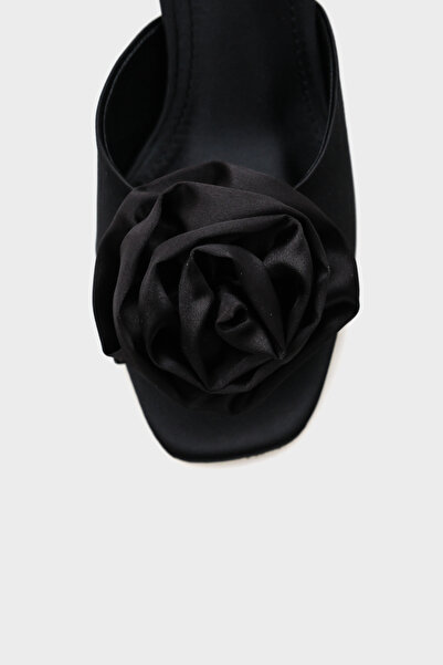 Capone Outfitters Дамски чехли Lou със среден ток и флорални мотиви от сатен