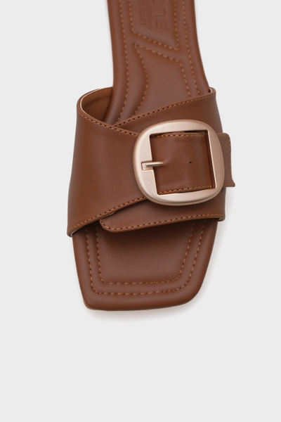 Capone Outfitters Γυναικείες παντόφλες Kathy με μεταλλική πόρπη με ίσια τακούνι, αμβλύ μύτη