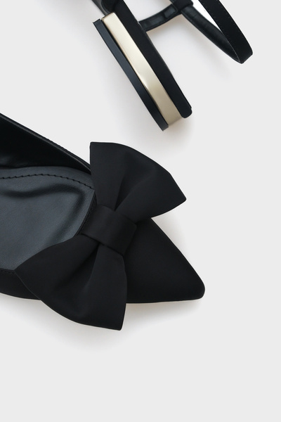 Capone Outfitters Dámské baleríny Ania se špičatou špičkou se saténovým otevřeným zadním dílem