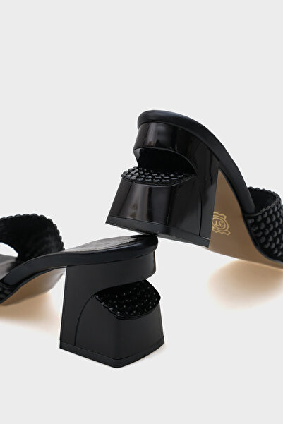 Capone Outfitters Дамски чехли Lora със среден ток и тъп връх, изработени от изкуствени камъни