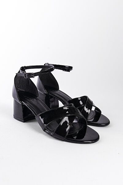 Capone Outfitters صندل نسائي بكعب متوسط ​​ومقدمة مستديرة من Elara